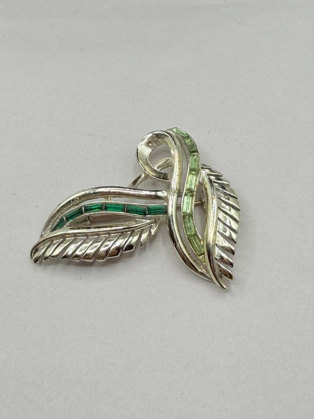 Vintage Dodds 11 W 30 ST INC Green Baguette Rhinestone Leaf Brooch Pin